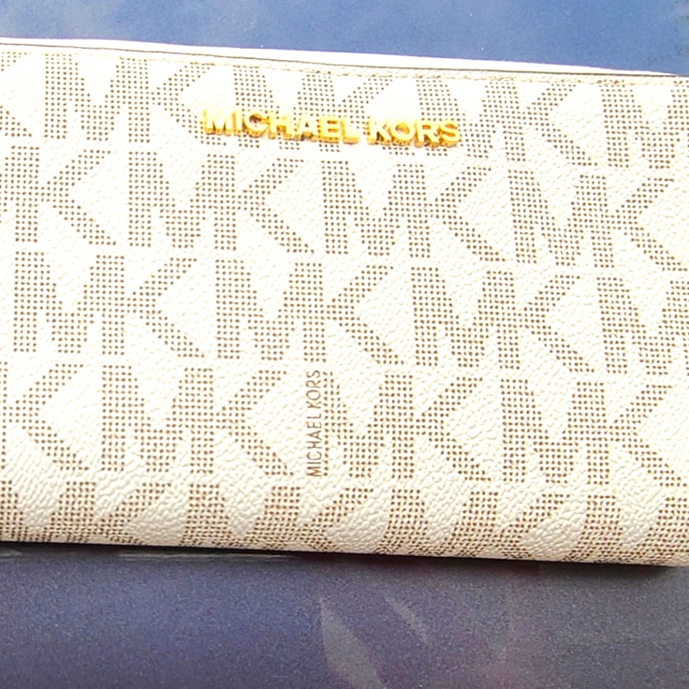 Michael Kors cream wallet/wristlet